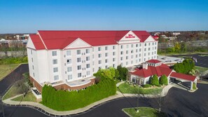 Experience the Hilton Garden Inn's welcoming atmosphere, surrounded by lush greenery and a beautifully manicured lawn.