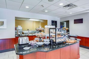 Daily buffet breakfast for a fee - Hilton Garden Inn Louisville/Northeast (Louisville)