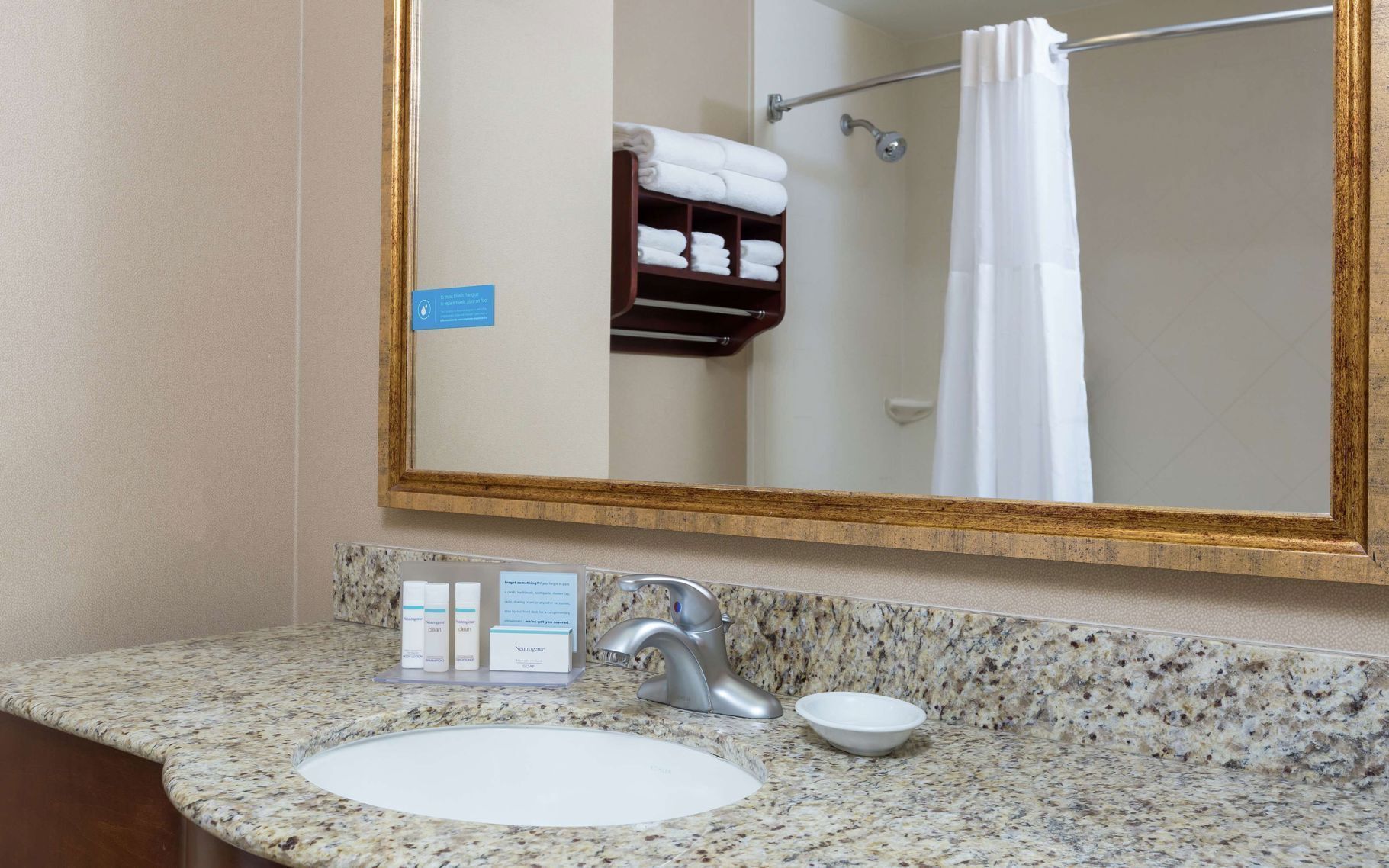 Bathroom | Combined shower/tub, free toiletries, hair dryer, towels