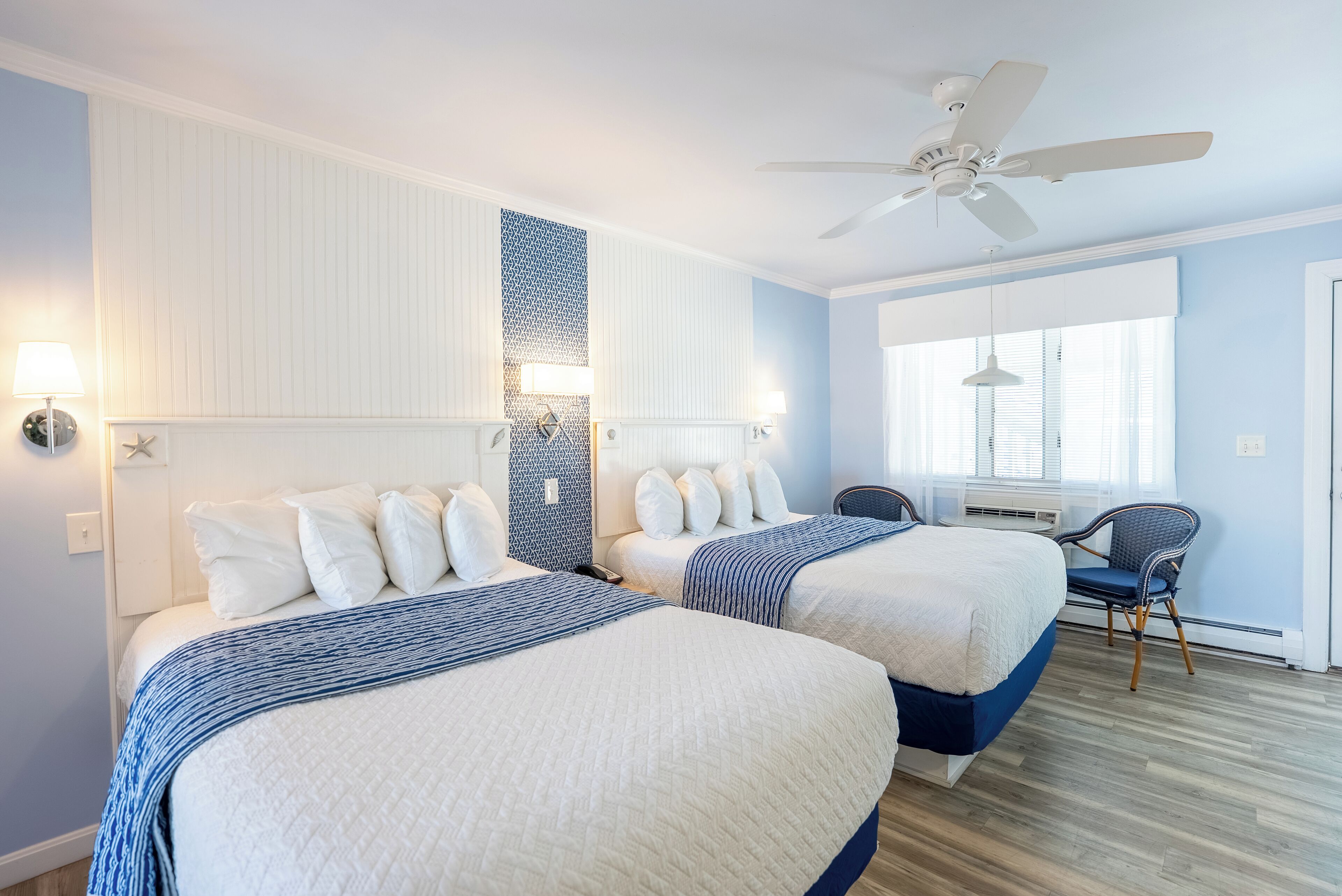 Quarto standard, 2 camas de casal | Ferros/tábuas de passar roupa, Wi-Fi de cortesia, roupa de cama