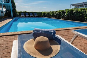 Seasonal outdoor pool, open 9 AM to 9 PM, sun loungers - The Edgewater (Old Orchard Beach)
