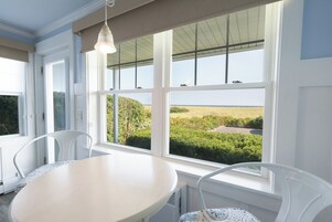 Tabla de planchar con plancha, wifi gratis, ropa de cama y despertador 