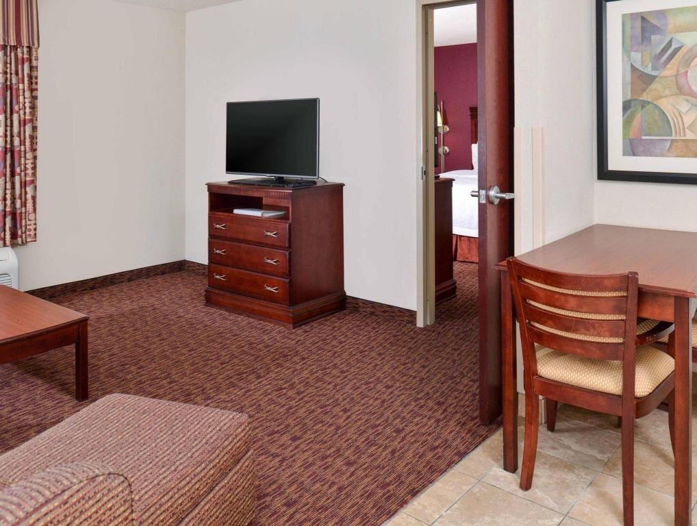 خزنة داخل الغرفة ومكتب ومساحة عمل للكمبيوتر المحمول وستائر تعتيم