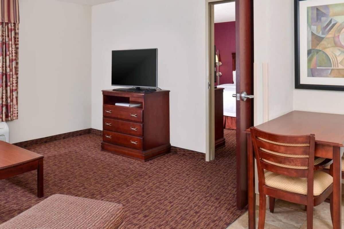 Cofres nos quartos, escrivaninha, espaço de trabalho para notebook