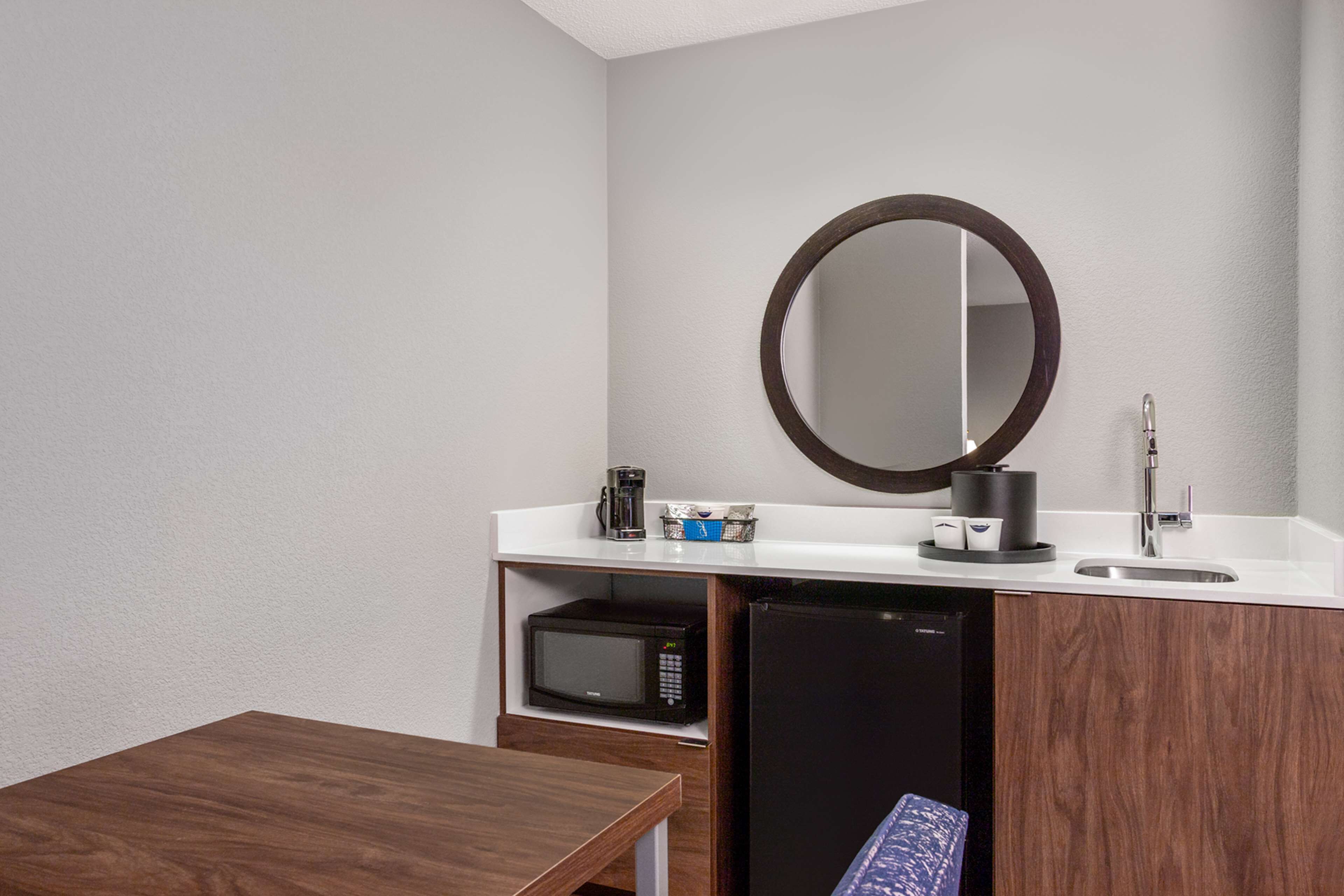 suite, 1 king bed | in-room safe, desk, laptop workspace, blackout curtains