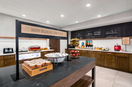 Free daily buffet breakfast . Hampton Inn & Suites Muncie
