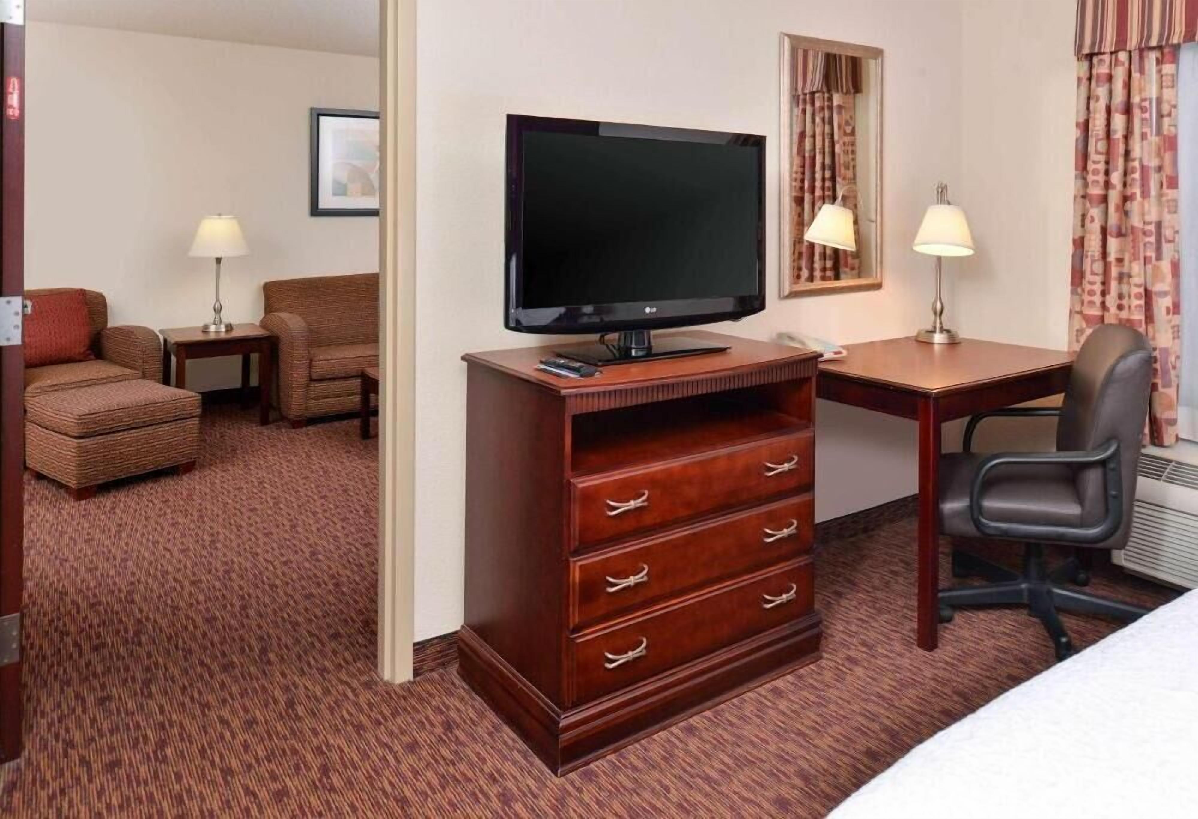 خزنة داخل الغرفة ومكتب ومساحة عمل للكمبيوتر المحمول وستائر تعتيم