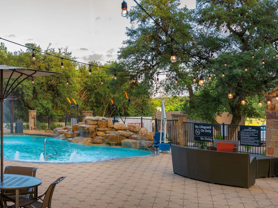 Una piscina al aire libre, tumbonas