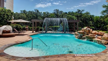 Piscina externa, espreguiçadeiras