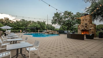 Una piscina al aire libre, tumbonas