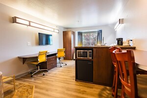 Deluxe Studio Suite, 1 Queen Bed, Non Smoking | Free cribs/infant beds, free WiFi, bed sheets, alarm clocks
