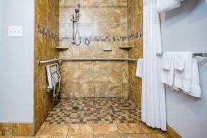 Kombinasi shower/bathtub dan handuk