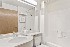 Combined shower/bathtub, towels