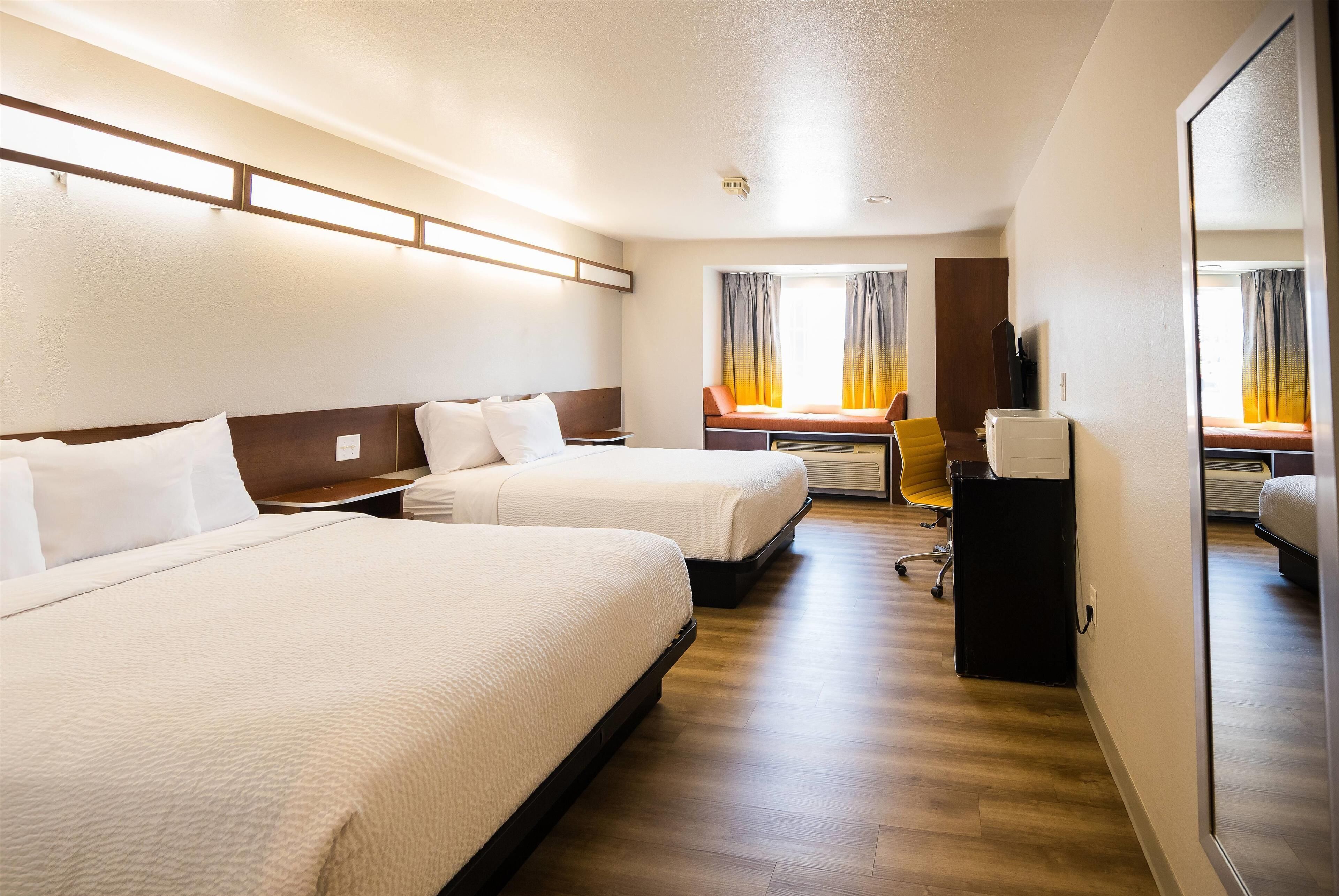 免费婴儿床、免费 WiFi、床单、闹钟