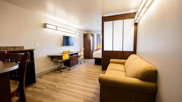 Studio Suite, 1 Queen Bed, Non Smoking | Free cribs/infant beds, free WiFi, bed sheets, alarm clocks