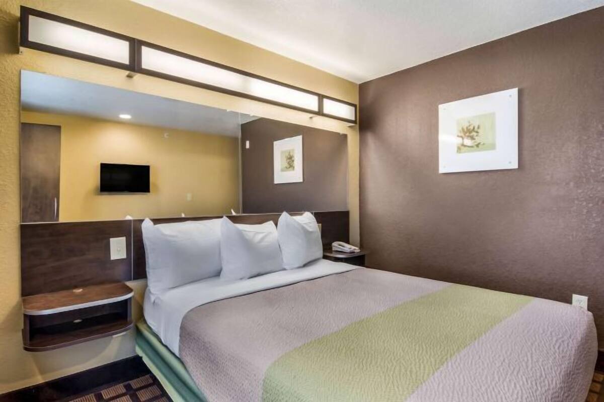Minibar, desk, WiFi (free), bed sheets