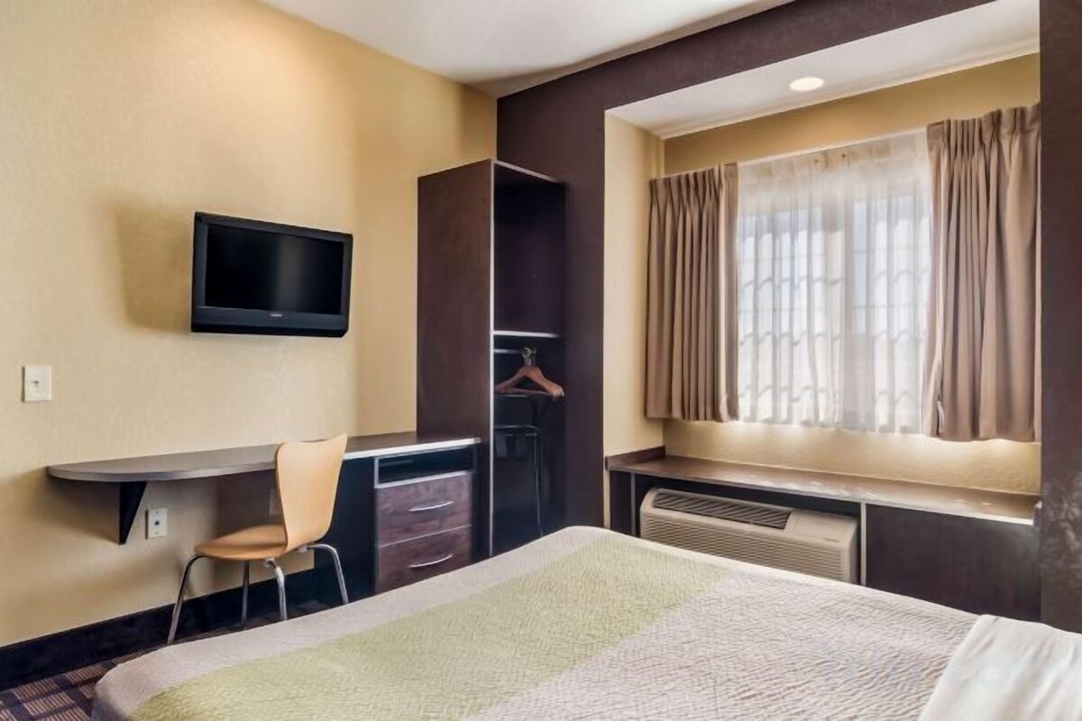 Minibar, desk, WiFi (free), bed sheets