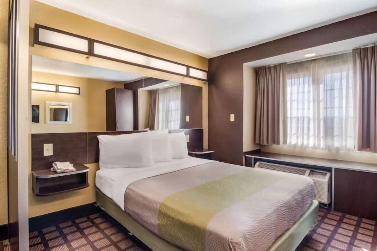 Minibar, desk, WiFi (free), bed sheets