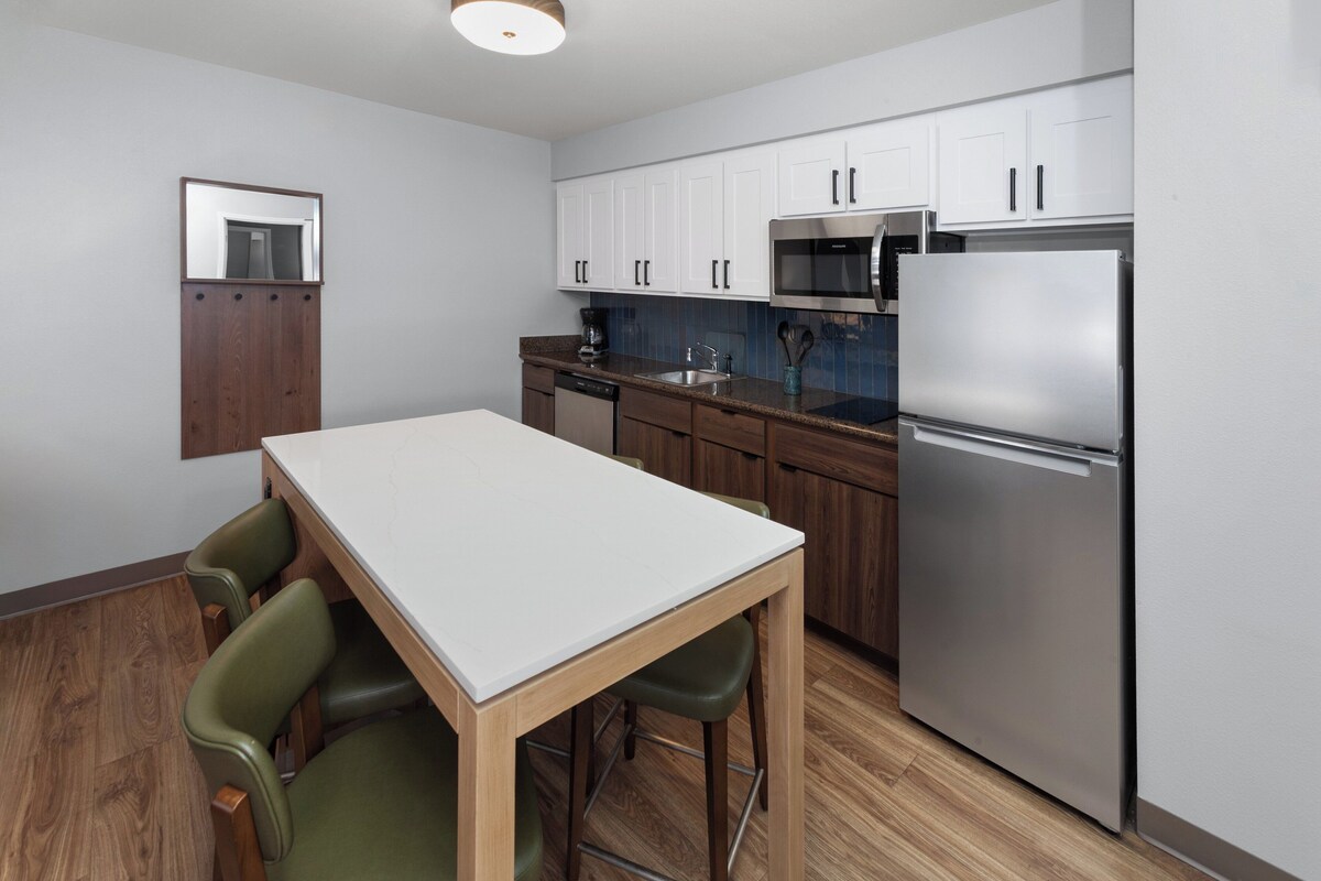 Suite, 1 habitación, cocina (Conference) | Escritorio y espacio para trabajar con laptop