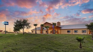 A hotel with a flat roof, palm trees, and a sign that reads "Best Western." - Best Western Hebbronville Inn (Hebbronville)