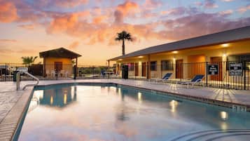 Una piscina al aire libre