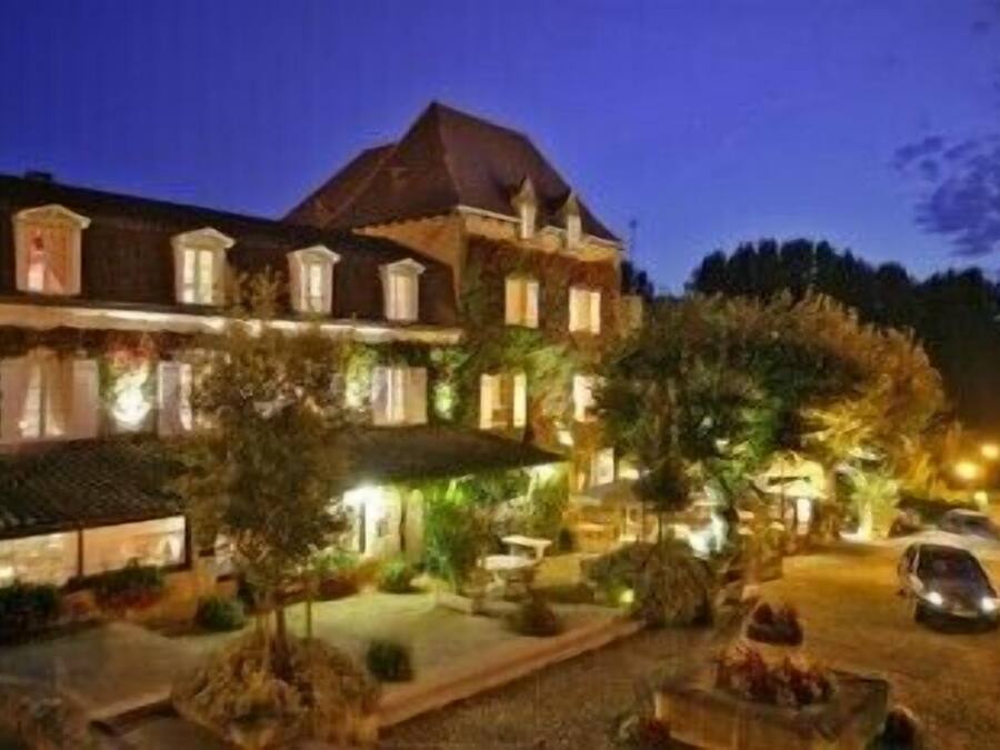 Voorkant accommodatie - avond/nacht