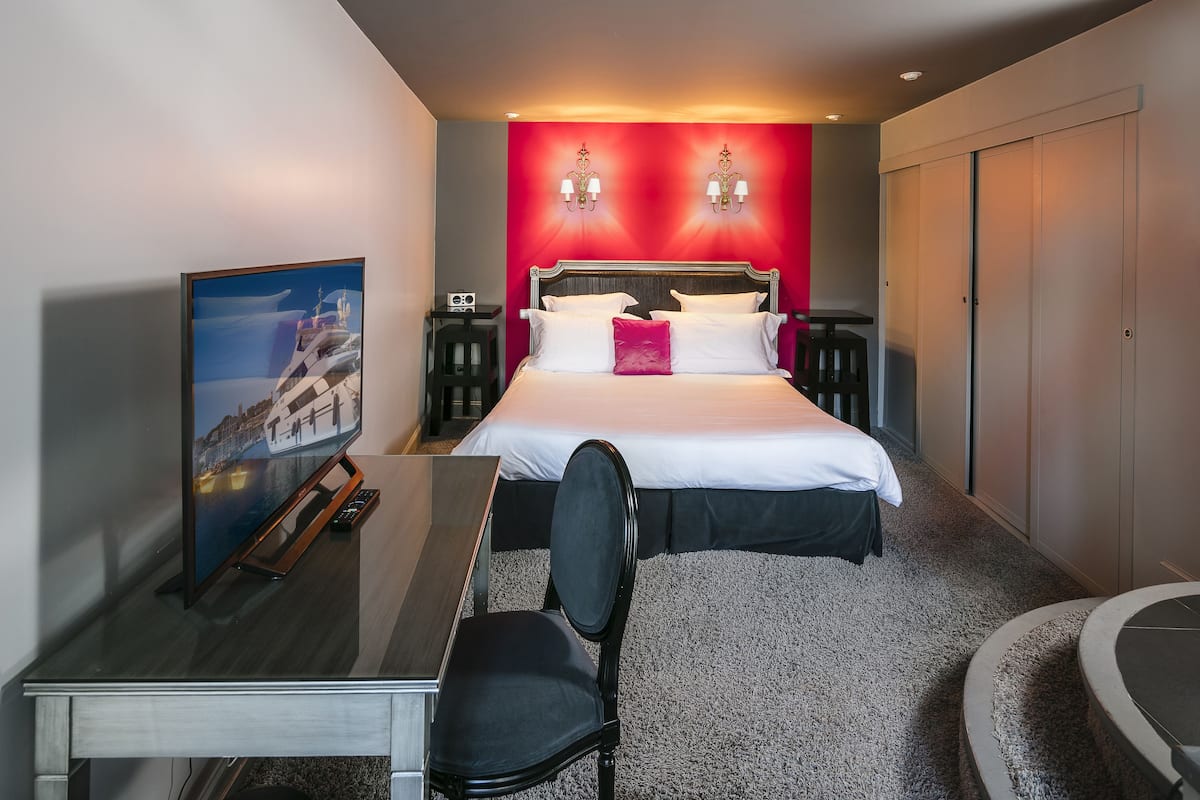 Egyptian cotton sheets, in-room safe, desk, blackout curtains