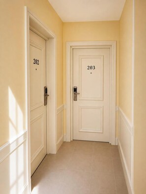 A hallway with two doors, numbered 202 and 203, leading to rooms. - Anchor Cannes Riviera  (Cannes)