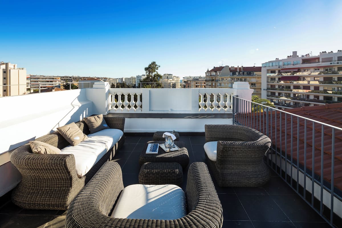 Penthouse, hiên | Bộ trải giường bằng vải cotton Ai Cập, két bảo mật tại phòng, bàn