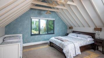 Feature Room - Family | Desk, iron/ironing board, free WiFi