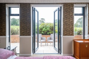 مكتب ومكواة/لوح كي وواي فاي مجانًا