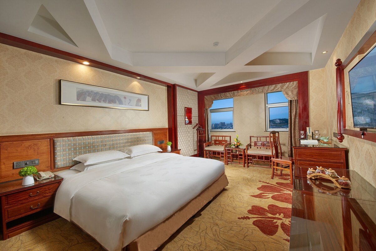 Elite Double Room | Premium bedding, down duvets, blackout curtains, free WiFi