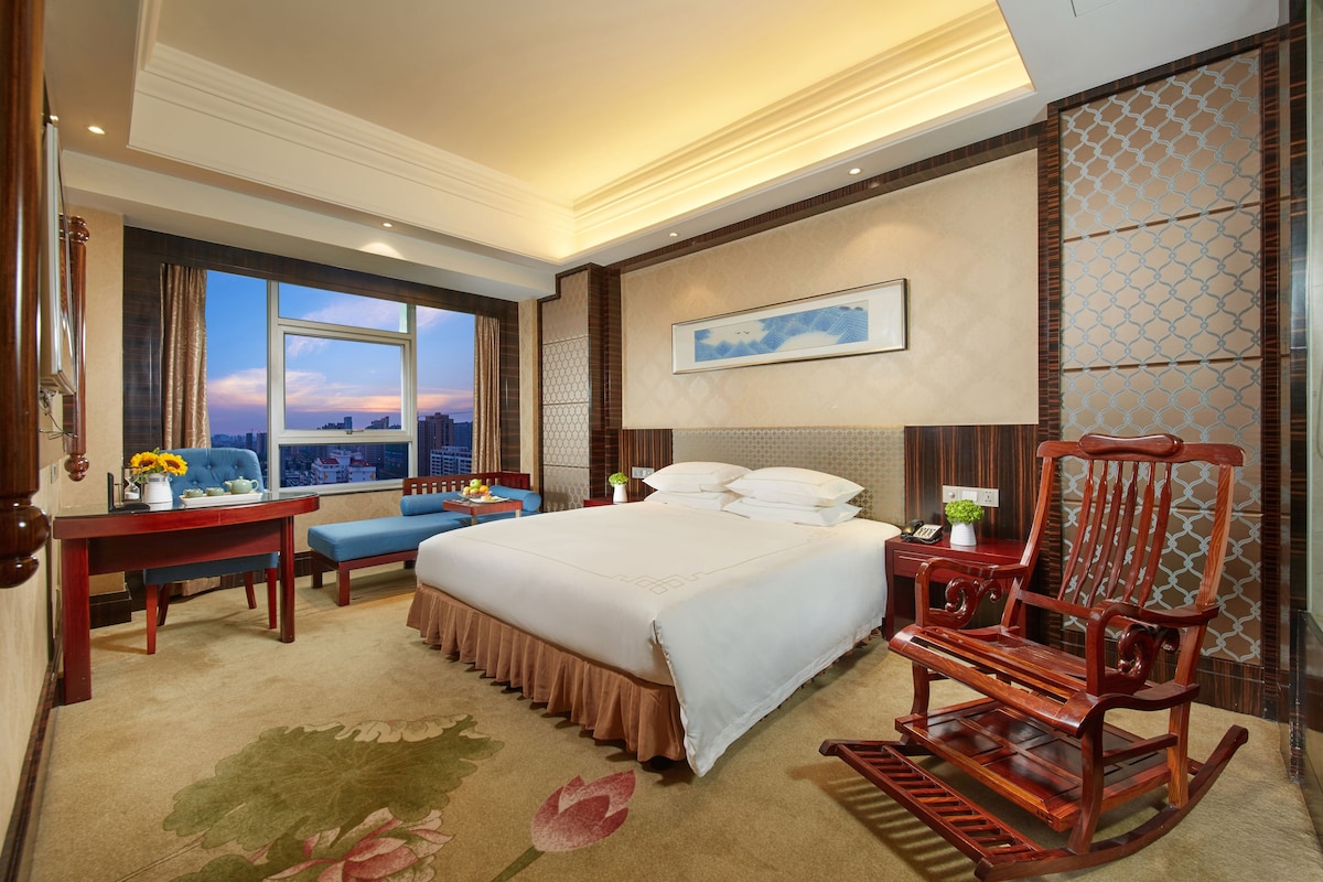 Deluxe Suite | Premium bedding, down duvets, blackout curtains, free WiFi