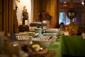 朝食 (ビュッフェ)、毎日提供 (無料)