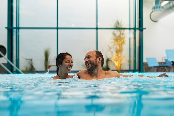 Indoor pool, pool loungers - Der Stern - Wirtshaus und Landhotel für Generationen seit 1509 (Obsteig)