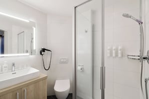 Safe på rommet, skrivebord, blendingsgardiner og lydisolert