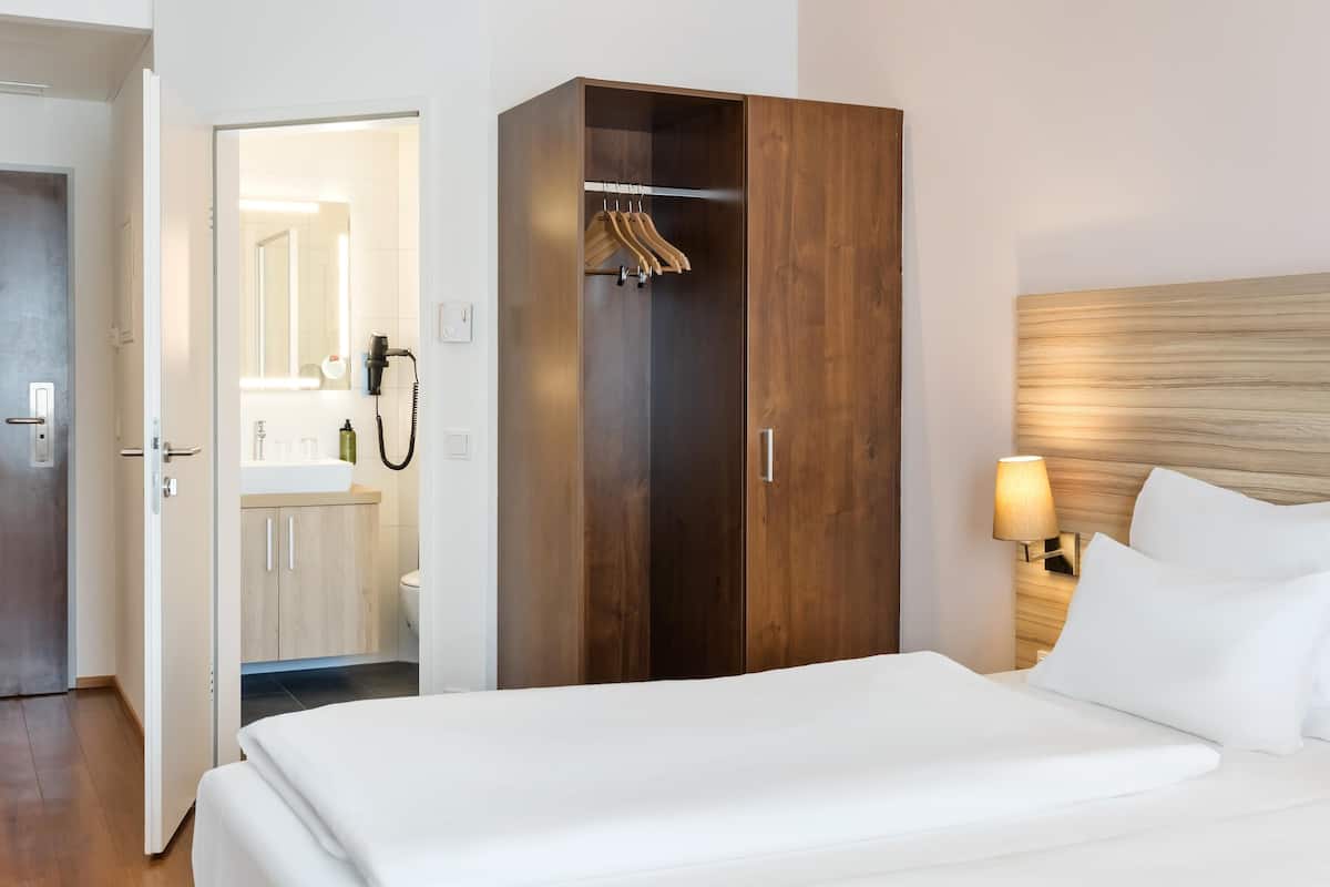 Classic Room | Minibar, in-room safe, desk, blackout drapes