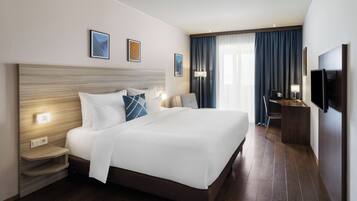 Minibar, caja de seguridad en la habitación y escritorio