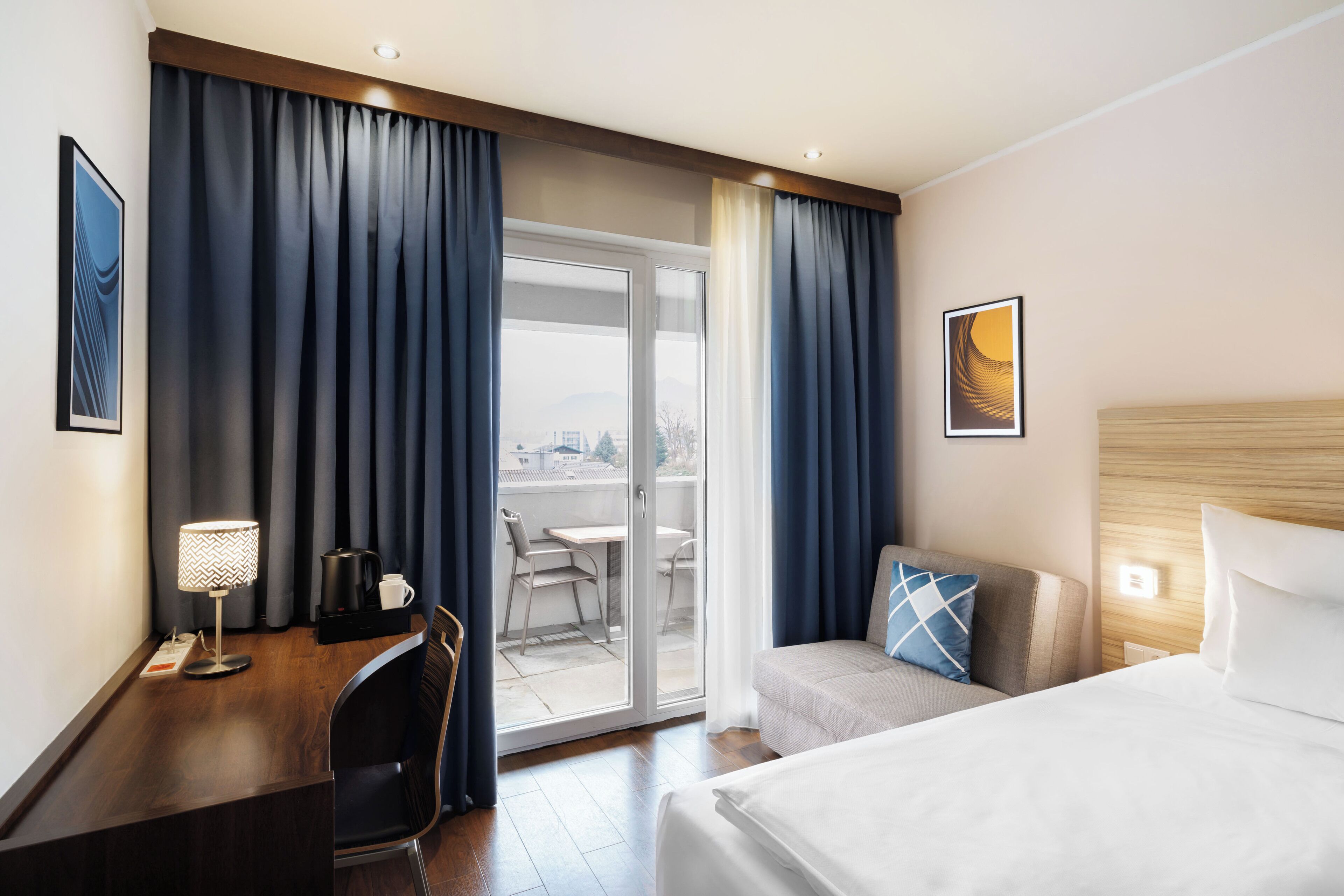 标准房, 2 张单人床, 阳台, 城市景观 (City View) | 迷你吧、客房内保险箱、办公桌、遮光窗帘