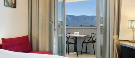 Room, 1 King Bed, Non Smoking, City View (Balcony) | Minibar, in-room safe, desk, blackout drapes