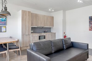 Apartament estàndard, 2 dormitoris | Cuina privada | Frigorífic, microones, placa de cuina i cafetera i tetera 