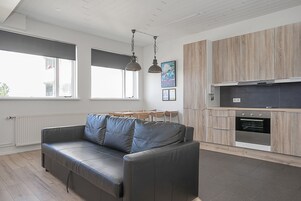 Appartamento Standard, 2 camere da letto | Cucina privata | Frigorifero, microonde, piano cottura, macchina per tè/caffè
