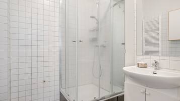 Standard Apartment, 2 Bedrooms | Bathroom | Hair dryer, towels, soap, shampoo