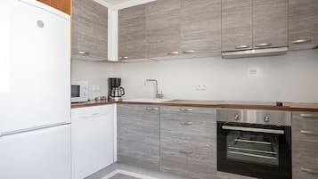 Appartement Standard, 2 chambres | Cuisine privée | Réfrigérateur, micro-ondes, plaque de cuisson, cafetiÚre/bouilloire