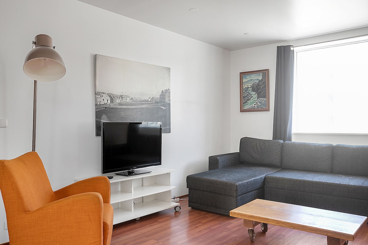 Apartamento standard, 3 quartos | Sala de estar