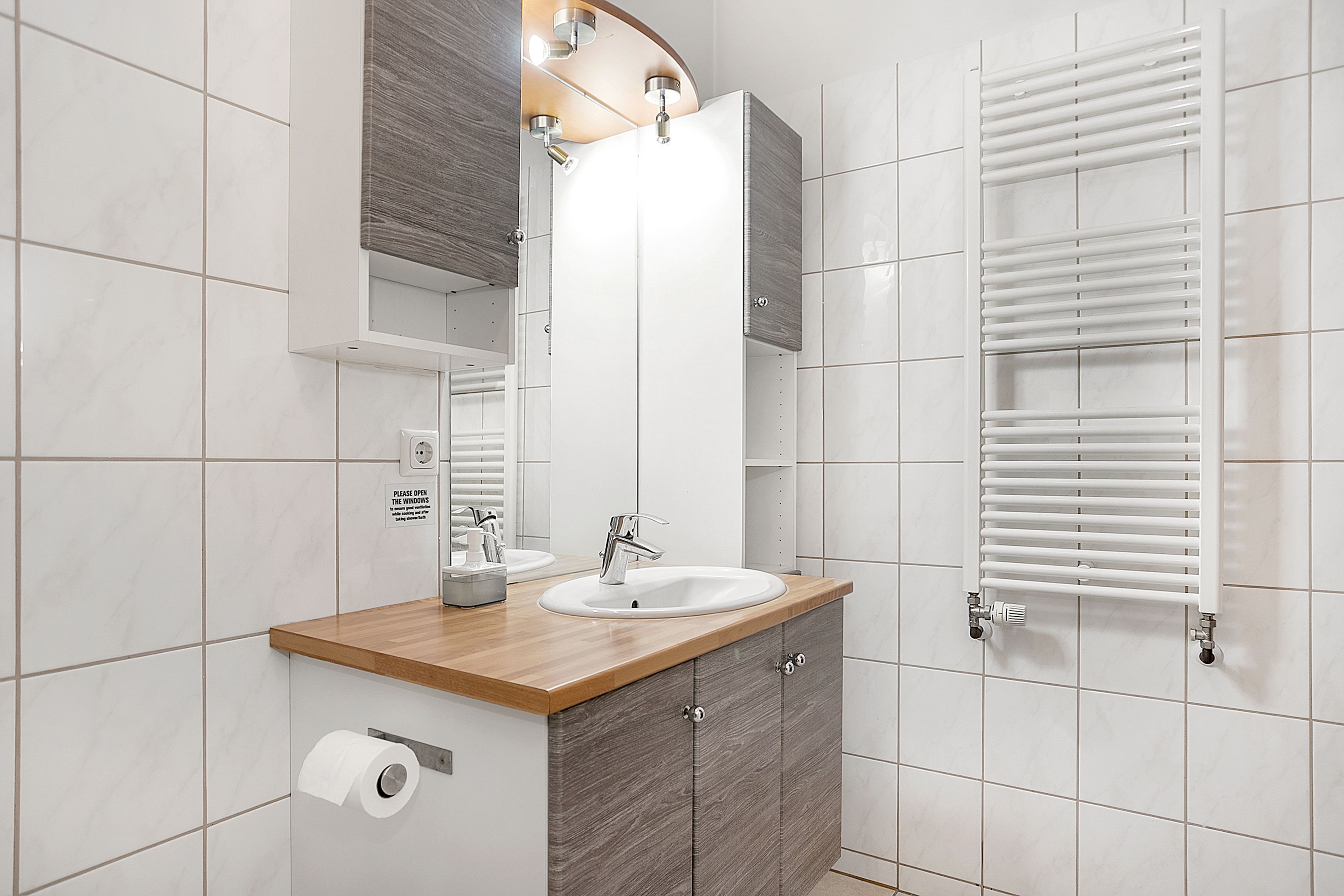 Standard Apartment, 2 Bedrooms | Bathroom | Hair dryer, towels, soap, shampoo