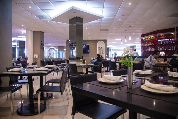 2 restaurants, spécialités Cuisine locale et internationale