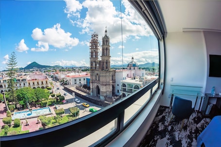 Superior Room, 1 King Bed | Premium bedding, down comforters, pillowtop beds, in-room safe