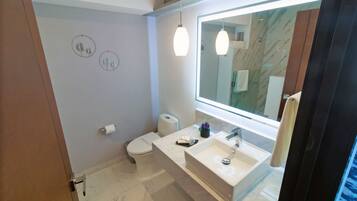 Habitación superior, 1 cama King size | Baño | Regadera, amenidades de baño gratuitas, secadora de cabello, toallas