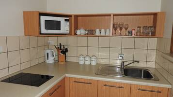 Quarto Lodge | Cozinha americana privada | Geladeira, cafeteira/chaleira
